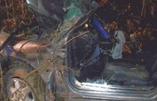 Opel wbił się w drzewo, kierowca walczy o życie. Znaleziono go spory czas...