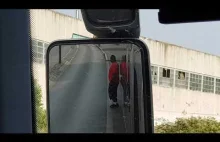Imigrant próbuje się dostać do polskiego autokaru w Francji.