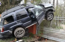 Pijany dachował. Jeep zawisł na ogrodzeniu