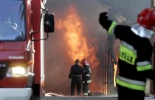 Olkusz: pożar w byłej fabryce firmy Emalia S.A. Płonie hala magazynowa