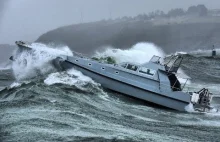 Łodzie pilotowe w czasie prób morskich podczas sztormu.
