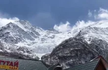 Zejście lawiny ze zbocza góry Elbrus