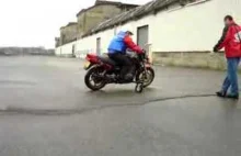 Motocykl z ABS vs. bez ABS