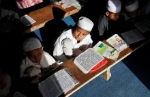 „Dotknięte politycznym islamizmem”. Francja zamyka szkoły koraniczne