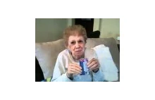 82 letnia kobieta, próbuje pierwszy raz w życiu ,,strzelających cukierków''