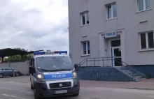 Wypadek w Łowiczu. Jedno z aut zatrzymało się na siedzibie policji