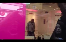 Zdenerwowany klient demoluje salon T-Mobile
