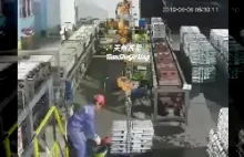 Pracownik został przygnieciony ramieniem robota z ładunkiem