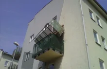 Pod studentkami zerwał się balkon