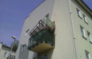 Pod studentkami zerwał się balkon