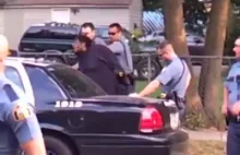 Policjant nokautuje leżącego czarnego obywatela