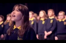 10-letnia dziewczynka z autyzmem śpiewająca utwór Hallelujah wraz z chórem