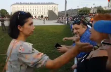 Zwolenniczka PiS uderzyła kobietę która krzyczała Konstytucja