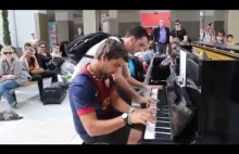 Niesamowita improwizacja 2 gości na pianinie, na stacji kolejowej w Paryżu