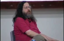 Richard Stallman zjada coś wyciągniętego ze swojej stopy