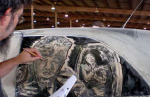 Na szybach brudnych samochodów rysuje małe dzieła sztuki