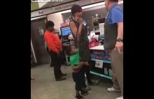 Negroidalna kobieta i zachowanie jej dziecka w sklepie.