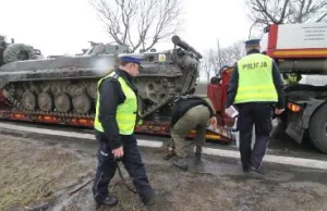 Pod Wrocławiem czołg spadł z wojskowej lawety
