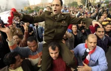 Oficer armii egipskiej niesiony na ramionach przez protestujących wykrzykuje...