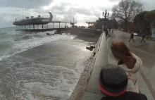 Dwóch mężczyzn robiąc selfie, spada tyłem z wysokości 4 metrów na beton, Rosja