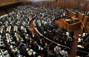 Czy Komorowski rzeczywiście wszedł na fotel w japońskim parlamencie?