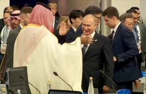 Roześmiany Putin przybija piątkę saudyjskiemu księciu