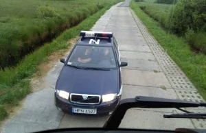 Śpiący rycerze. Policjanci spali w radiowozie, na środku drogi!