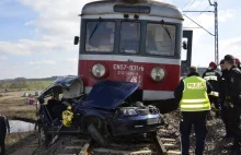 Tragiczne zderzenie pociągu z samochodem w Mikołajkach Pomorskich [ZDJĘCIA