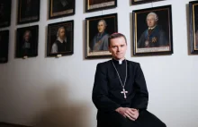 Najmłodszy polski biskup do Mazurka: Zarabiam około 3500 zł na rękę. Mam...