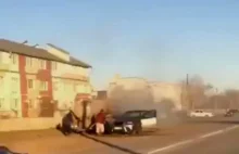 Gaszenie pożaru samochodu w Rosji