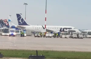 Awaryjne lądowanie Dasha Q400 LOT-u na lotnisku w Warszawie