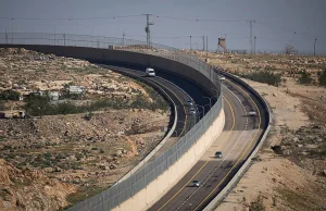 Palestyna: szosa z pasami ruchu tylko dla Żydów, oddzielone 8-metrowym murem