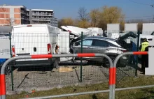 Kraków. Lexus przejechał przez torowisko i uszkodził 6 samochodów na parkingu.