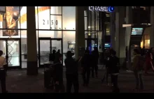 Anti Milo (AntiFa) Rozwala bank w Berkeley - zamieszki w USA