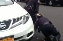 Dwie policjantki z NYC nie są w stanie obezwładnić podejrzanego