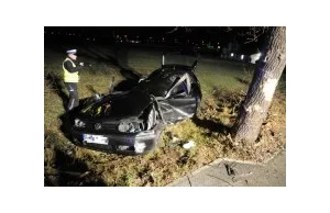 Kierowca po wypadku zawisł na drzewie...