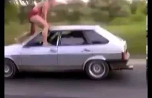 Rosja: Mężczyzna stojący na dachu jadącego samochodu okazał się jego...