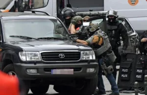 Alarm w Brukseli! Podejrzany mężczyzna w płaszczu z kablami otoczony