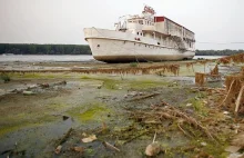 Dunaj schnie, statki osiadły na dnie