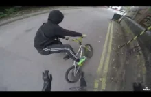 Motocyklista vs złodziej na rowerze