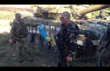 [Wojna] Rosjanie podpalają ukraińską flagę