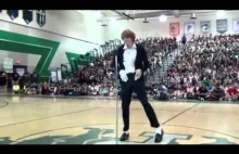 Nastolatek przywraca Michaela Jacksona do życia na szkolnej hali