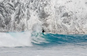 Surfing na wodach Arktyki.