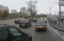 Rosyjski kierowca autobusu miejskiego taranuje samochody, zajeżdżające mu droge