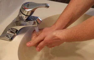 Nawet 70 proc. z nas nie myje rąk po wyjściu z toalety