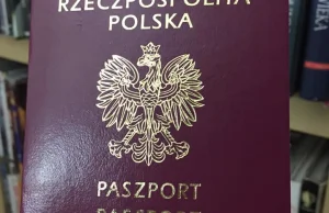 Rafał Betlejewski nazywa polski paszport "podręcznikiem nacjonalizmu".