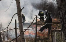 Kielce: Pożar traw na peryferiach Kielc. Ogień zagrażał domom! (zdjęcia
