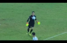 Mecz: Uzbekistan - Korea Północna. Bramkarz strzela gola.