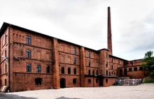 Polska XIX-wieczna fabryka wznowiła manualną produkcję dachówki.