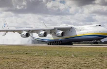 „Bestia” w przestworzach. Spektakularne lądowanie największego samolotu...
